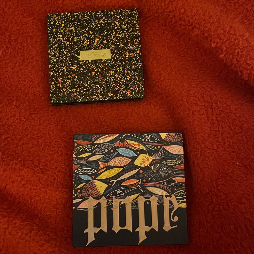 2 eyeshadow palettes